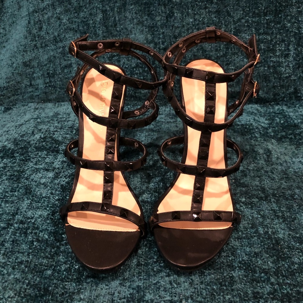 ⛔️SOLD⛔️ 
 new studded heels